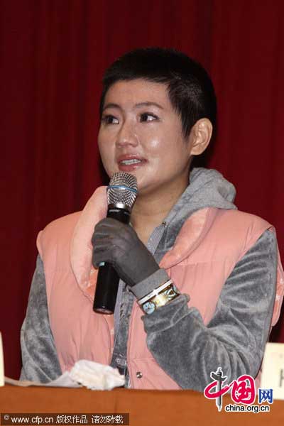 Selina Ren holds a press conference on Jan. 19, 2011. She has left hospital this afternoon and went home for Spring Festival. Selina, member of the popular girl band S.H.E, was seriously injured on October 22, 2010 on the set of her new drama I Have a Date with Spring. [Photo/CFP]