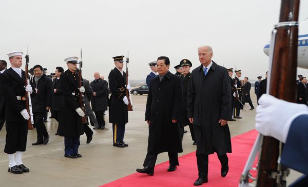 Chinese President Hu Jintao (2nd R, front) is welcomed by U.S. Vice President Joe Biden upon his arrival at Washington, the United States, on Jan. 18, 2011. Hu Jintao landed here Tuesday for a four-day state visit.[Li Xueren/Xinhua]