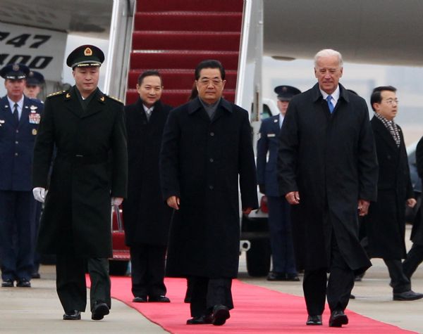 Chinese President Hu Jintao (C, front) arrives at Washington, the United States, on Jan. 18, 2011. Hu Jintao landed here Tuesday for a four-day state visit. [Lan Hongguang/Xinhua] 