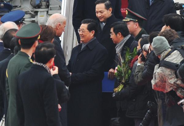 Chinese President Hu Jintao (C) is welcomed upon his arrival at Washington, the United States, on Jan. 18, 2011. Hu Jintao landed here Tuesday for a four-day state visit. [Huang Jingwen/Xinhua] 