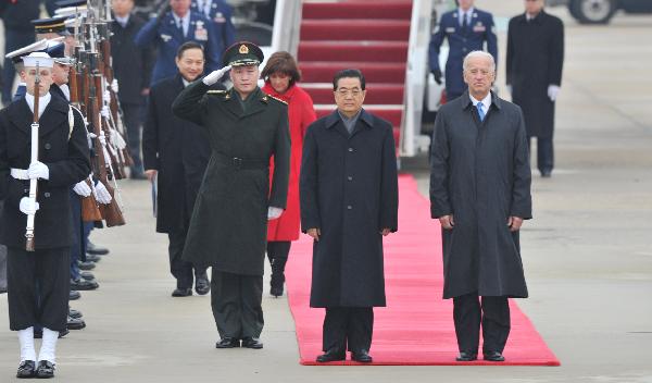 Chinese President Hu Jintao (C, front) arrives at Washington, the United States, on Jan. 18, 2011. Hu Jintao landed here Tuesday for a four-day state visit. [Huang Jingwen/Xinhua] 