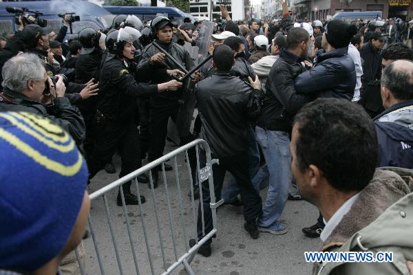 Protestors clash with police during a demonstration in downtown Tunis Jan. 18, 2010. [Nasser Nouri/Xinhua]