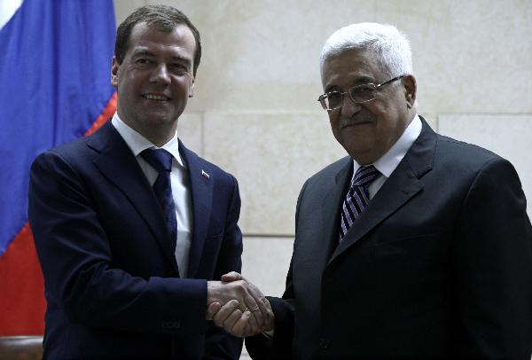Palestinian President Mahmoud Abbas (R) meets with visiting Russian President Dmitry Medvedev in the West Bank city of Jericho on Jan. 18, 2011. [Xinhua]