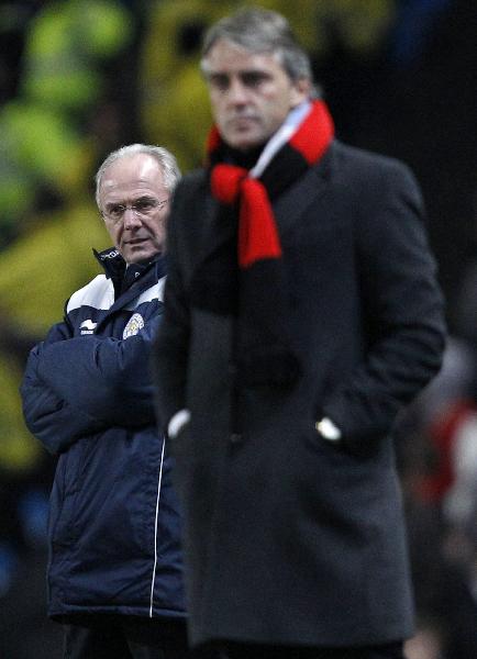 Manchester City's manager Roberto Mancini (R) and his Leicester City counterpart Sven Goran Eriksson watch their teams during their FA Cup soccer match at the City of Manchester Stadium in Manchester, northern England January 18, 2011. (Xinhua/Reuters Photo)