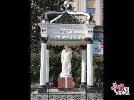 Located on Wangfujing Street, Wangfujing Catholic Church (Eastern Church) is a well known cathedral in Beijing. Due to its unique location, it faces west. First built in 1655, it was originally an apartment for two foreign priests during the ruling of the Emperor Shunzhi in Qing Dynasty (1644-1911). They built it several times through damages. In 1980, the church was rebuilt and reopened. [Photo by Yu Jiaqi] 