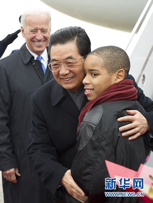 Chinese President Hu Jintao arrived in the U.S. capital of Washington Tuesday for a four-day state visit aimed at enhancing the positive, cooperative and comprehensive relationship between China and the United States. In the photo, President Hu embraces an American boy who presents flowers to him.