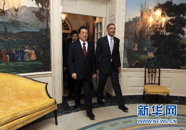 Visiting Chinese President Hu Jintao attended a private dinner hosted by U.S. President Barack Obama at the White House Tuesday night.