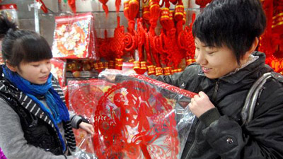 Decorations popular in market as New Year is coming