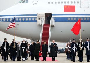 Chinese President Hu Jintao (C, front) arrives at Washington, the United States, on Jan. 18, 2011. Hu Jintao landed here Tuesday for a four-day state visit. [Lan Hongguang/Xinhua] 