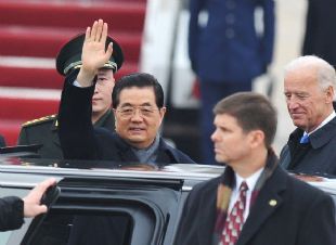 Chinese President Hu Jintao (2nd L) arrives at Washington, the United States, on Jan. 18, 2011. Hu Jintao landed here Tuesday for a four-day state visit. [Huang Jingwen/Xinhua]