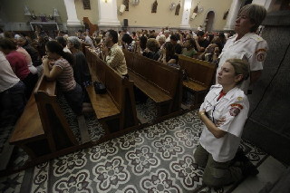 Firefighters react during a mass in tribute to the victims of landslide in Nova Friburgo January 18, 2011. [Agencies]