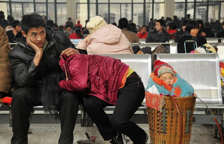 A child falls asleep in the bamboo basket at Changsha railway station in Changsha, South China&apos;s Hunan province, Jan 19, 2011. [Photo/Xinhua]