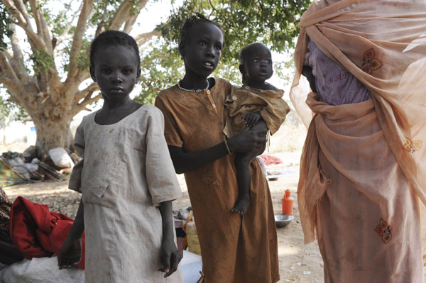 Children of newly arrived southern Sudanese returnees from Darfur are photographed shortly after being dropped off from a bus in Wanjok, near Aweil in Northern Bhar El-Ghazal January 16, 2011. [Xinhua/Reuters]