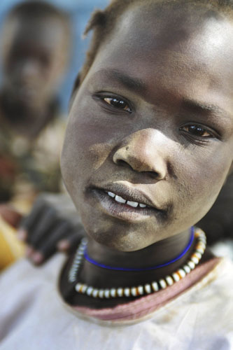 A child of newly arrived southern Sudanese returnees from Darfur are photographed shortly after being dropped off from a bus in Wanjok, near Aweil in Northern Bhar El-Ghazal January 16, 2011. [Xinhua/Reuters]