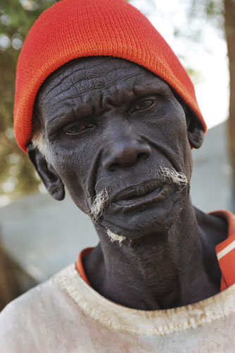 A newly arrived southern Sudanese returnee from Darfur is photographed shortly after being dropped off from a bus in Wanjok, near Aweil in Northern Bhar El-Ghazal January 16, 2011. [Xinhua/Reuters]