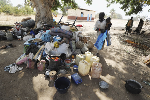 Newly arrived southern Sudanese returnees from Darfur are photographed with their belongings shortly after being dropped off from a bus in Wanjok, near Aweil in Northern Bhar El-Ghazal January 16, 2011. [Xinhua/Reuters] 