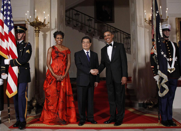 US President Barack Obama and first lady Michelle Obama welcome President Hu Jintao for a State Dinner at the White House in Washington, Jan 19, 2011. US President Barack Obama Wednesday night hosted a state dinner at the White House in honor of President Hu Jintao, who is currently on a four-day state visit to the United States. [China Daily]