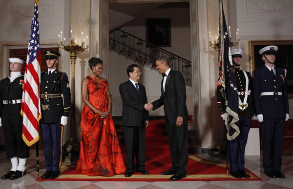 US President Barack Obama and first lady Michelle Obama welcome President Hu Jintao for a State Dinner at the White House in Washington, Jan 19, 2011. [China Daily]