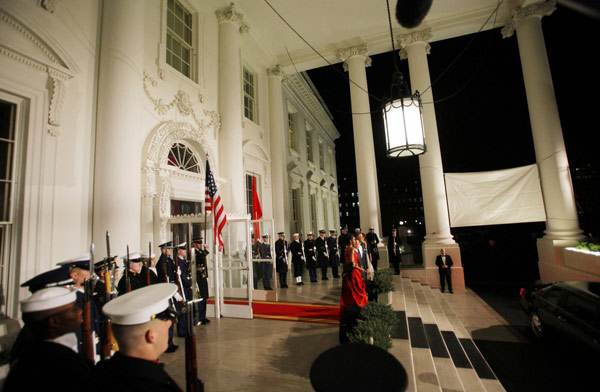 US President Barack Obama and first lady Michelle Obama greet President Hu Jintao as he arrives for a State Dinner in his honor at the White House in Washington, Jan 19, 2011. [China Daily/Agencies] 