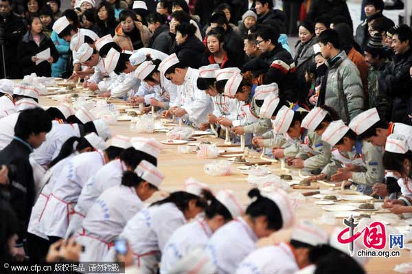 More than one hundred contestants take part in a dumpling-making competition in Shenyang, capital of Northeast China&apos;s Liaoning province, Jan 19, 2011. [Photo/CFP]