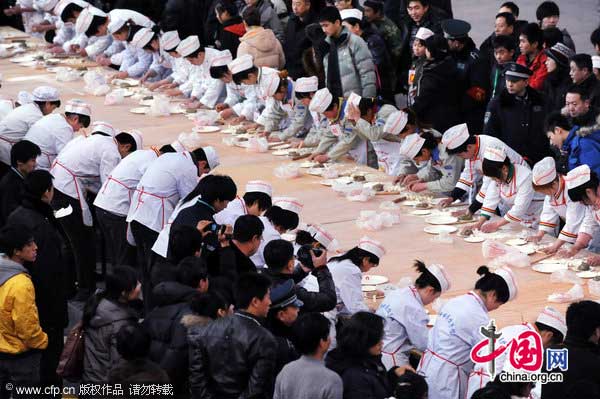 More than one hundred contestants take part in a dumpling-making competition in Shenyang, capital of Northeast China&apos;s Liaoning province, Jan 19, 2011. [Photo/CFP]