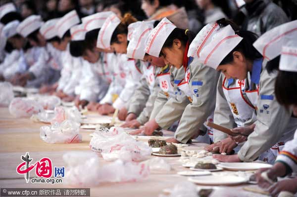 More than one hundred contestants take part in a dumpling-making competition in Shenyang, capital of Northeast China&apos;s Liaoning province, Jan 19, 2011. [Photo/CFP]