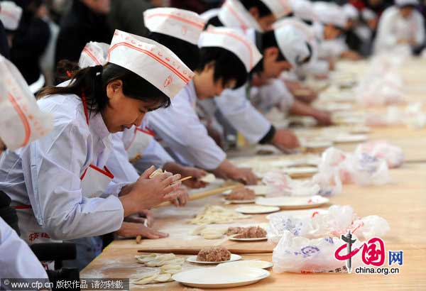 More than one hundred contestants take part in a dumpling-making competition in Shenyang, capital of Northeast China&apos;s Liaoning province, Jan 19, 2011. [Photo/CFP]