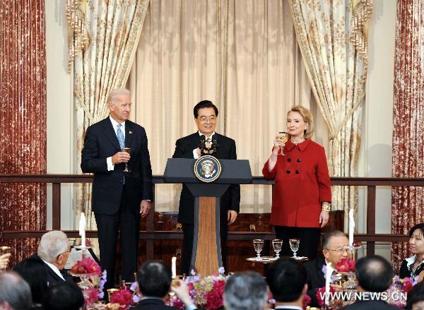 Chinese President Hu Jintao (C) raises a toast during a luncheon hosted by U.S. Vice President Joe Biden(L) and Secretary of State Hillary Clinton(R) at the State Department in Washington, the United States, Jan. 19, 2011. [Xie Huanchi/Xinhua]