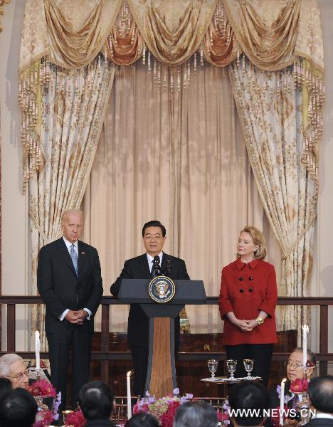 Chinese President Hu Jintao (C) speaks during a luncheon hosted by U.S. Vice President Joe Biden(L) and Secretary of State Hillary Clinton(R) at the State Department in Washington, the United States, Jan. 19, 2011. [Xie Huanchi/Xinhua]