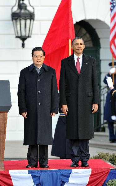 Chinese President Hu Jintao (L) and U.S. President Barack Obama attend a welcoming ceremony at the South Lawn of the White House in Washington, capital of the United States, Jan. 19, 2011. [Huang Jingwen/Xinhua] 