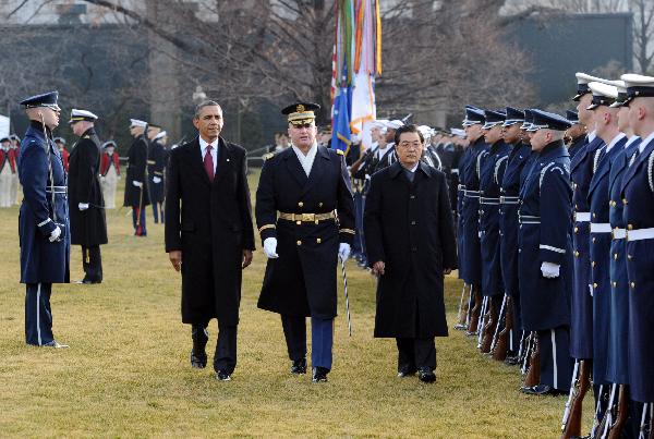 Chinese President Hu Jintao and U.S. President Barack Obama attend a welcoming ceremony at the South Lawn of the White House in Washington, capital of the United States, Jan. 19, 2011.[Huang Jingwen/Xinhua]