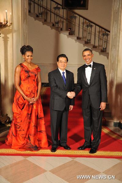 Chinese President Hu Jintao(C) attends a welcome banquet hosted by U.S. President Barack Obama(R) at the White House in Washington, the United States, Jan. 19, 2011. [Huang Jingwen/Xinhua]