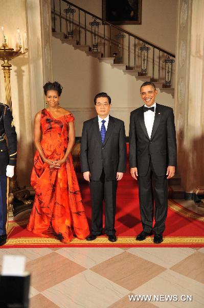 Chinese President Hu Jintao(C) attends a welcome banquet hosted by U.S. President Barack Obama(R) at the White House in Washington, the United States, Jan. 19, 2011. [Huang Jingwen/Xinhua]