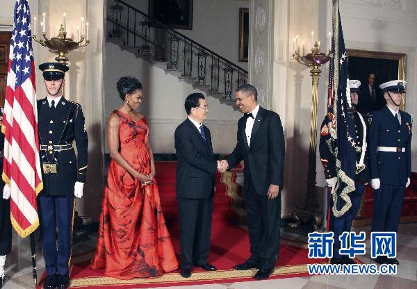 Chinese President Hu Jintao(C) attends a welcome banquet hosted by U.S. President Barack Obama(R) at the White House in Washington, the United States, Jan. 19, 2011. [Huang Jingwen/Xinhua] 