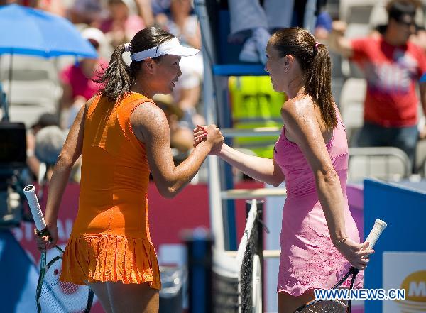 Jelena Jankovic (R) of Serbia greets Peng Shuai of China after their second round match of women's singles at the Australian Open tennis tournament in Melbourne Jan. 20, 2011. Peng Shuai won 2-0. (Xinhua/Chen Duo)