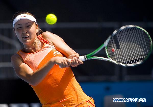 Peng Shuai of China returns the ball during the second round match of women's singles against Jelena Jankovic of Serbia at the Australian Open tennis tournament in Melbourne Jan. 20, 2011. (Xinhua/Chen Duo) 