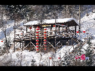 Functioning as an eco-tourism scenic resort, Shuangfeng Snow Town lies within the boundary of Dahailin Forestry Bureau on the southern slope of Zhangguangcai Ridge in Heilongjiang Province. With the winter season lasting up to 7 months, every year the intense snow surges into the mountains, leaving an accumulation of snow up to 2 meters in depth; thus the area is known to be an area to host the greatest snowfall in the country. [Photo by Yu Wenbin] 