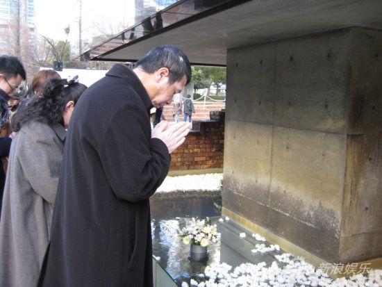 Chinese director Feng Xiaogang pays tribute to those who were killed in the Kobe Earthquake on Jan. 17.