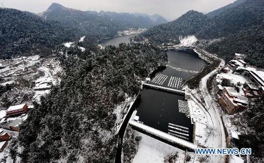 The Xiaoguan Lake area is covered by snow in Guiyang, capital of China's southwest Guizhou Province, Jan. 19, 2011.Guiyang witnessed its first heavy snowfall in the beginning of this year. [Xinhua] 