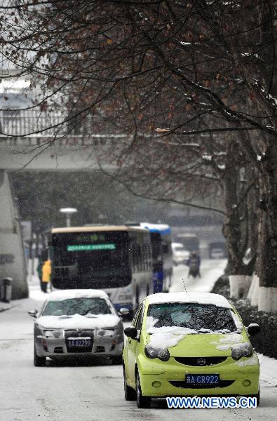 Vehicles run on Beijing Road in Guiyang, capital of China's southwest Guizhou Province, Jan. 19, 2011. Guiyang witnessed its first heavy snowfall in the beginning of this year. 