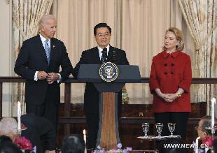 Chinese President Hu Jintao (C) speaks during a luncheon hosted by U.S. Vice President Joe Biden(L) and Secretary of State Hillary Clinton(R) at the State Department in Washington, the United States, Jan. 19, 2011. [Xie Huanchi/Xinhua]