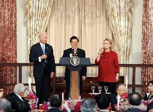 Chinese President Hu Jintao (C) raises a toast during a luncheon hosted by U.S. Vice President Joe Biden(L) and Secretary of State Hillary Clinton(R) at the State Department in Washington, the United States, Jan. 19, 2011. [Xie Huanchi/Xinhua]