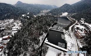 The Xiaoguan Lake area is covered by snow in Guiyang, capital of China's southwest Guizhou Province, Jan. 19, 2011.Guiyang witnessed its first heavy snowfall in the beginning of this year. [Xinhua] 