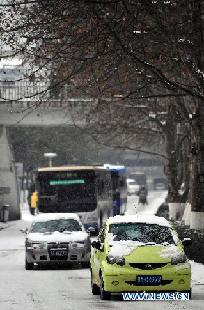 Vehicles run on Beijing Road in Guiyang, capital of China's southwest Guizhou Province, Jan. 19, 2011. Guiyang witnessed its first heavy snowfall in the beginning of this year. 