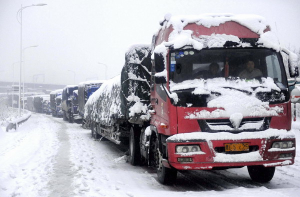 A motorcade is stranded by heavy snows on Nanchang-Jiujiang expressway in East China&apos;s Jiangxi province, Jan 20, 2011. [Photo/Xinhua] 