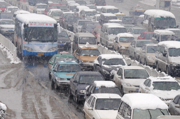 Sleet causes a traffic jam in Changsha, Jan 19, 2011. [Photo/Xinhua]