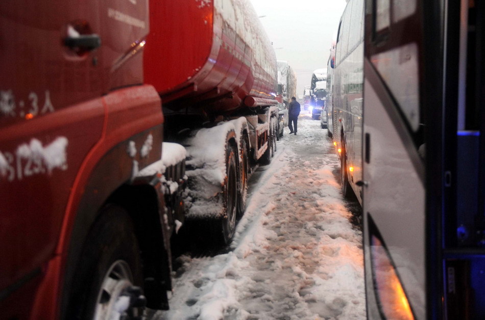  A motorcade is stranded by heavy snows on Nanchang-Jiujiang expressway in East China's Jiangxi province, Jan 20, 2011. [Photo/sina]
