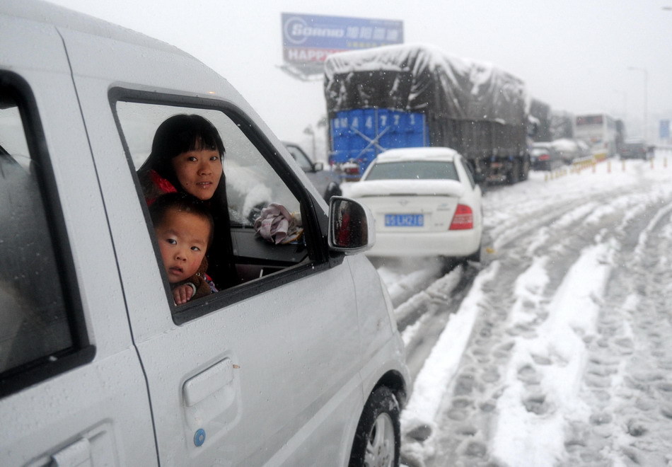  A motorcade is stranded by heavy snows on Nanchang-Jiujiang expressway in East China's Jiangxi province, Jan 20, 2011. [Photo/sina]