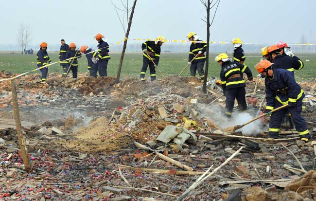 Workers clear the blast site at a fireworks plant in Luohe City, central China&apos;s Henan Province, Jan. 20, 2011. [Xinhua]