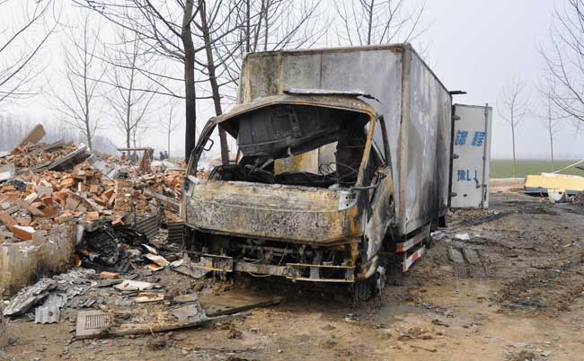 Photo taken on Jan. 20, 2011 shows a damaged vehicle at the blast site at a fireworks plant in Luohe City, central China&apos;s Henan Province. [Xinhua]